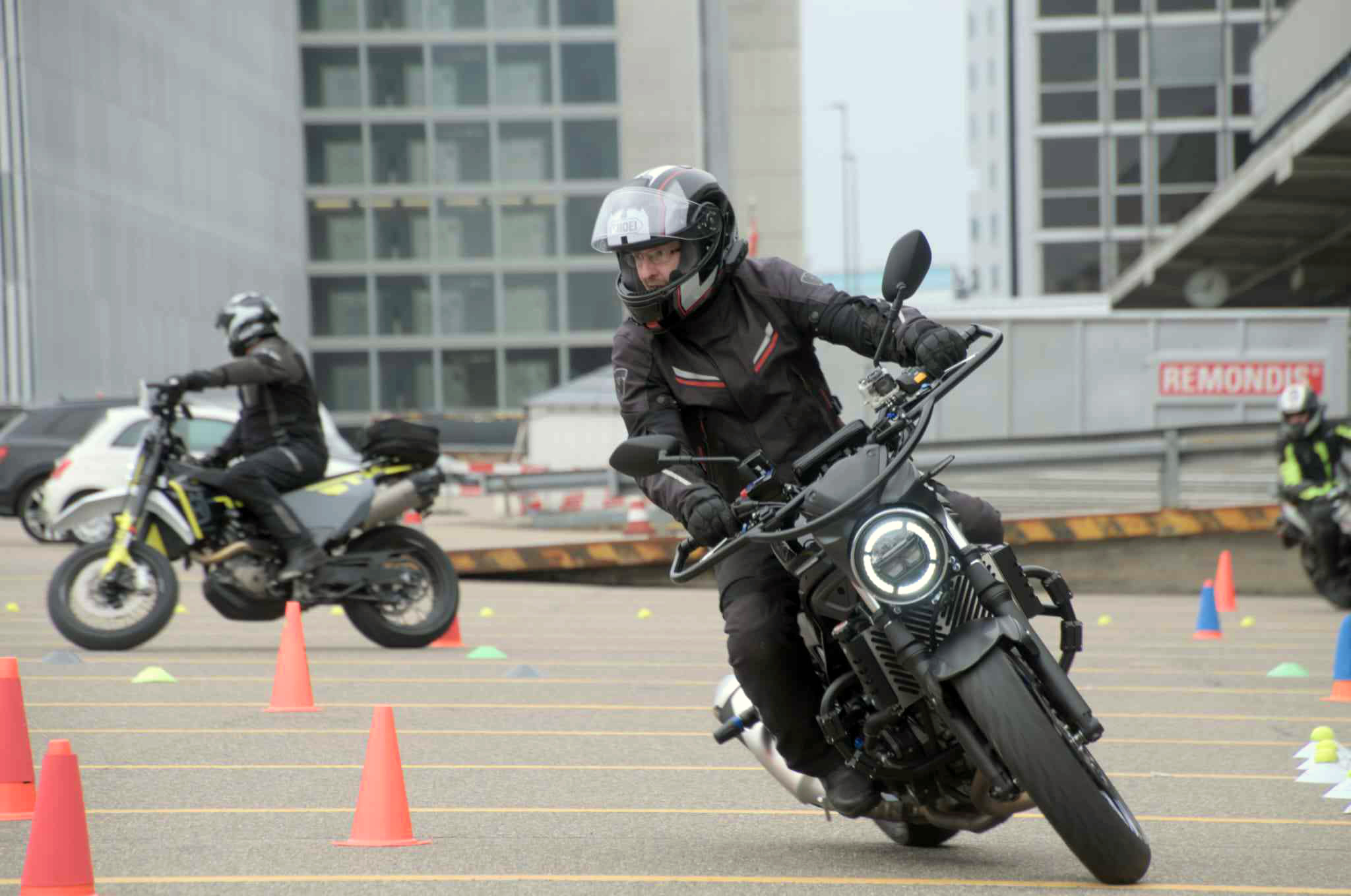 moto gymkhana fahrer mit bike